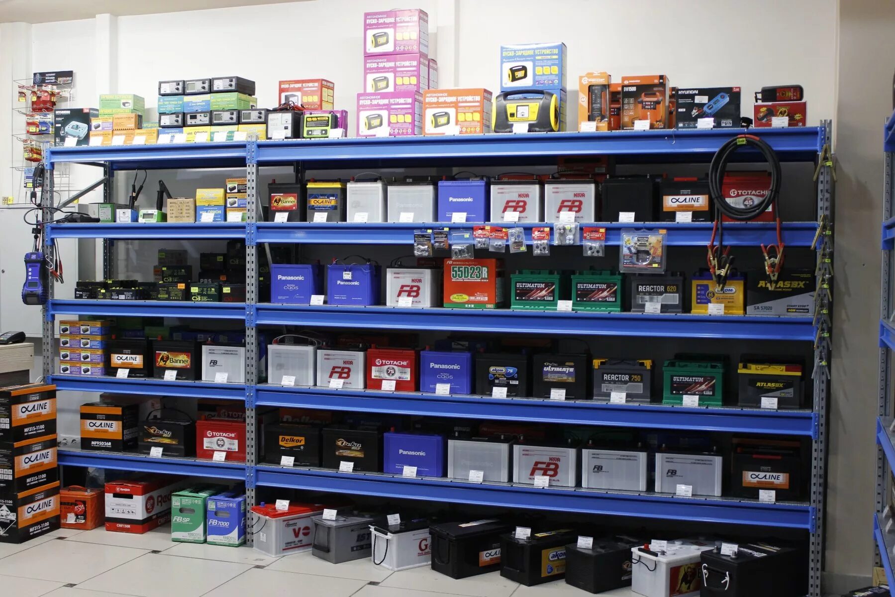 Battery shop. Магазин аккумуляторов. Витрина для аккумуляторов. Витрина для авто аккумуляторов. Склад аккумуляторов.