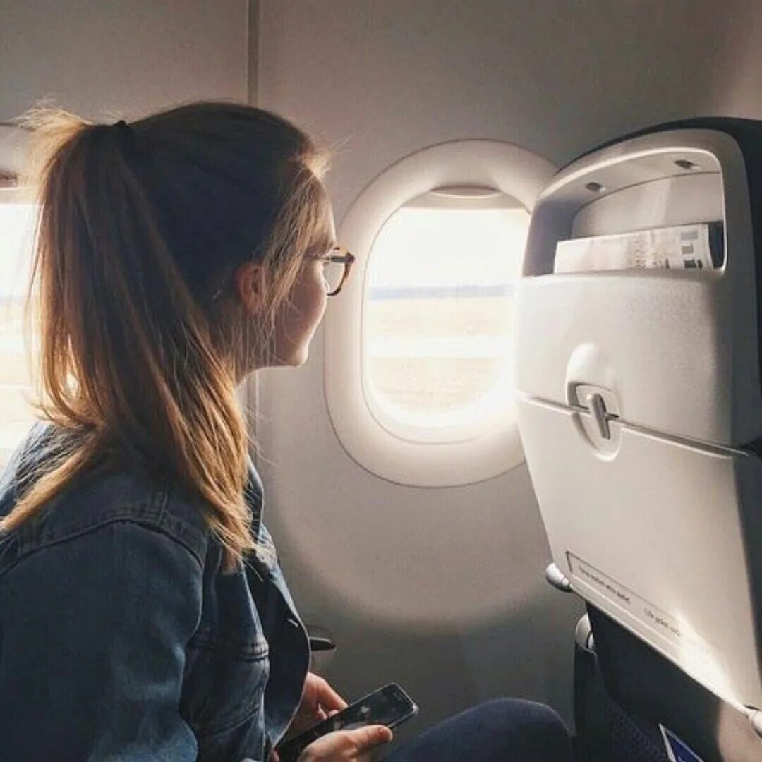 Viki odintcova в самолёте. девушка в салоне самолета. девушка в самолете. сижу в самолете на взлете. красивые девушки в самолете.