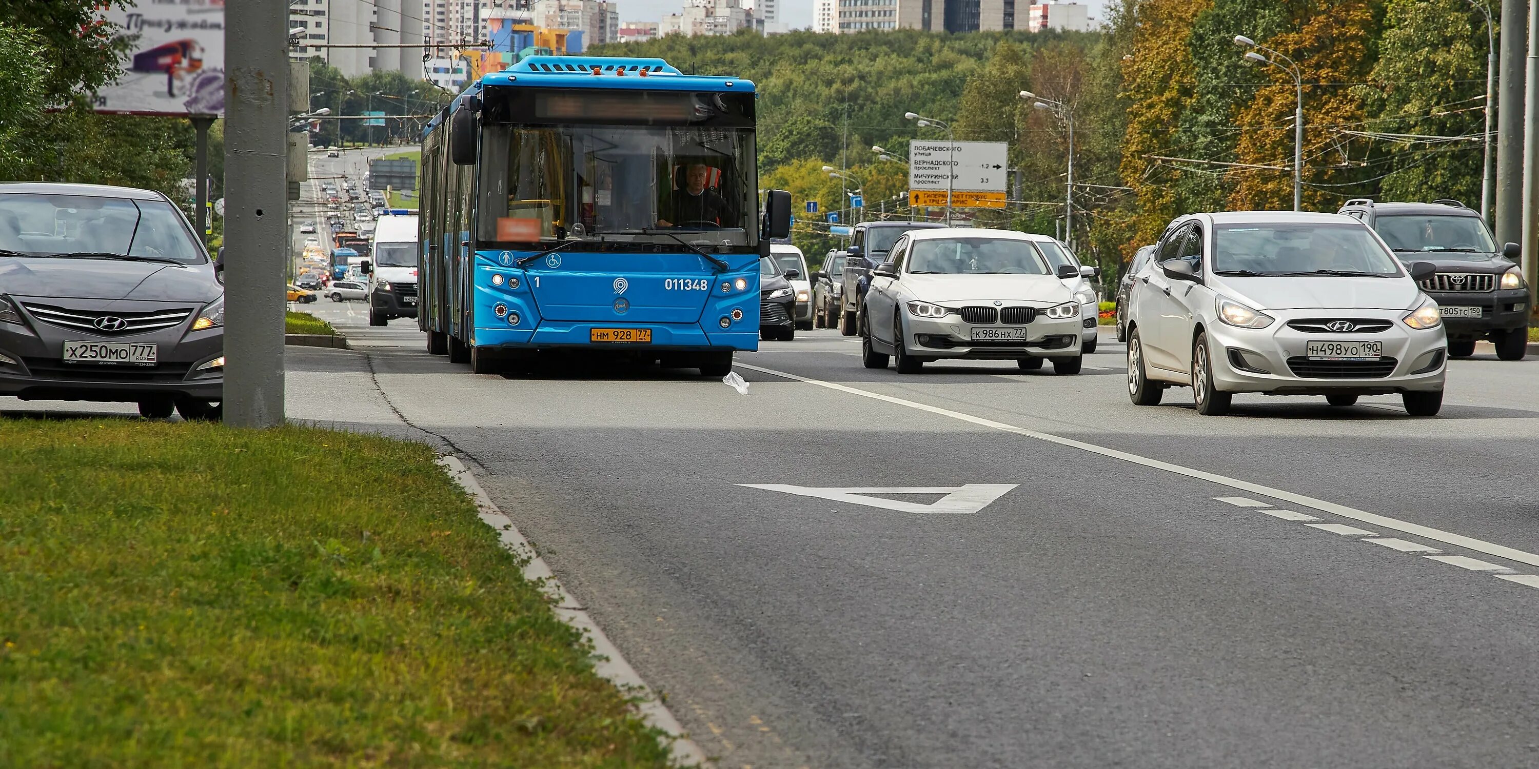 Выделенная автобусная полоса. Полоса для общественного транспорта. Выделенная полоса для общественного транспорта. Выделенная полоса для автобусов. Выделенка в Москве.