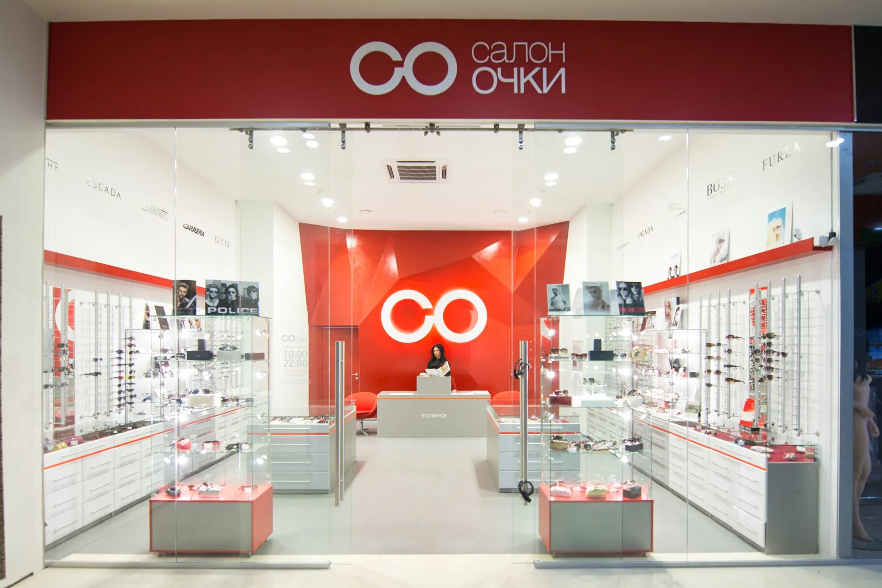 Шоу-рум оправ. Оптика. Как называется магазин очков. Салон оптики интерьер. Стильный интерьер оптики.