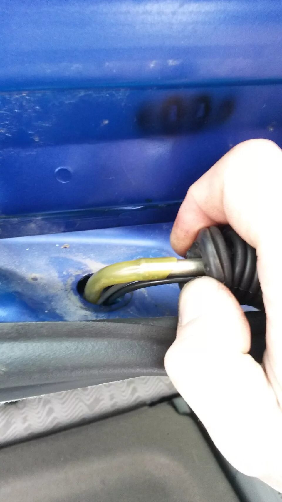 Как поменять шланг омывателя. Шланг омывателя заднего стекла focus 1. Как поменять шланг омывателя. Шланг омывателя заднего стекла focus 1. Шланг заднего омывателя ларгус.