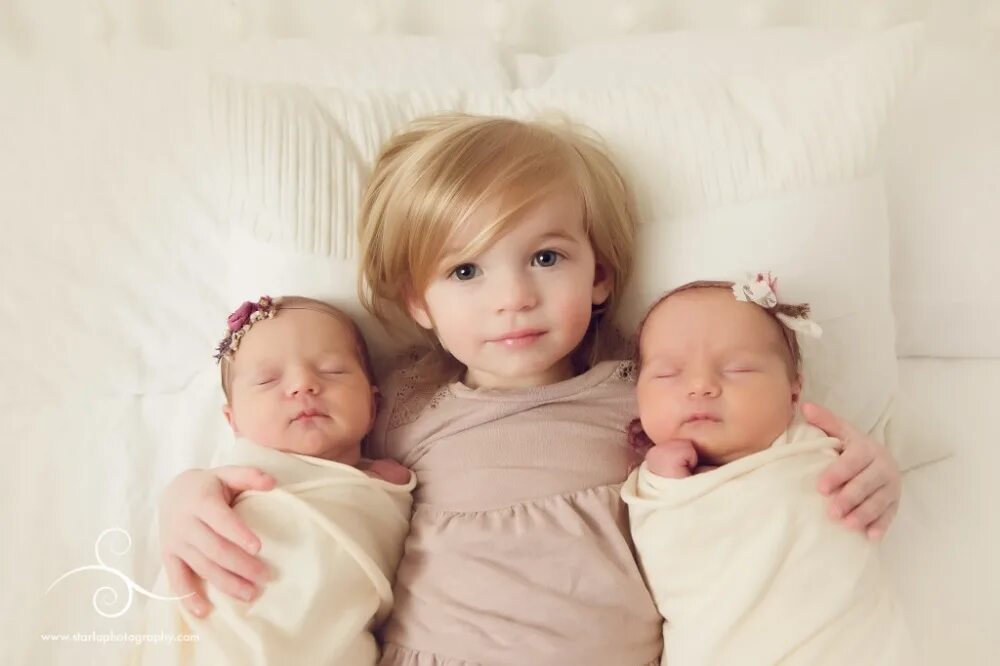 Трое малышей. 2 мальчика 2 дочка. Фото младенцев. Мама с двумя детьми. Семья с двойняшками мальчик и девочка.