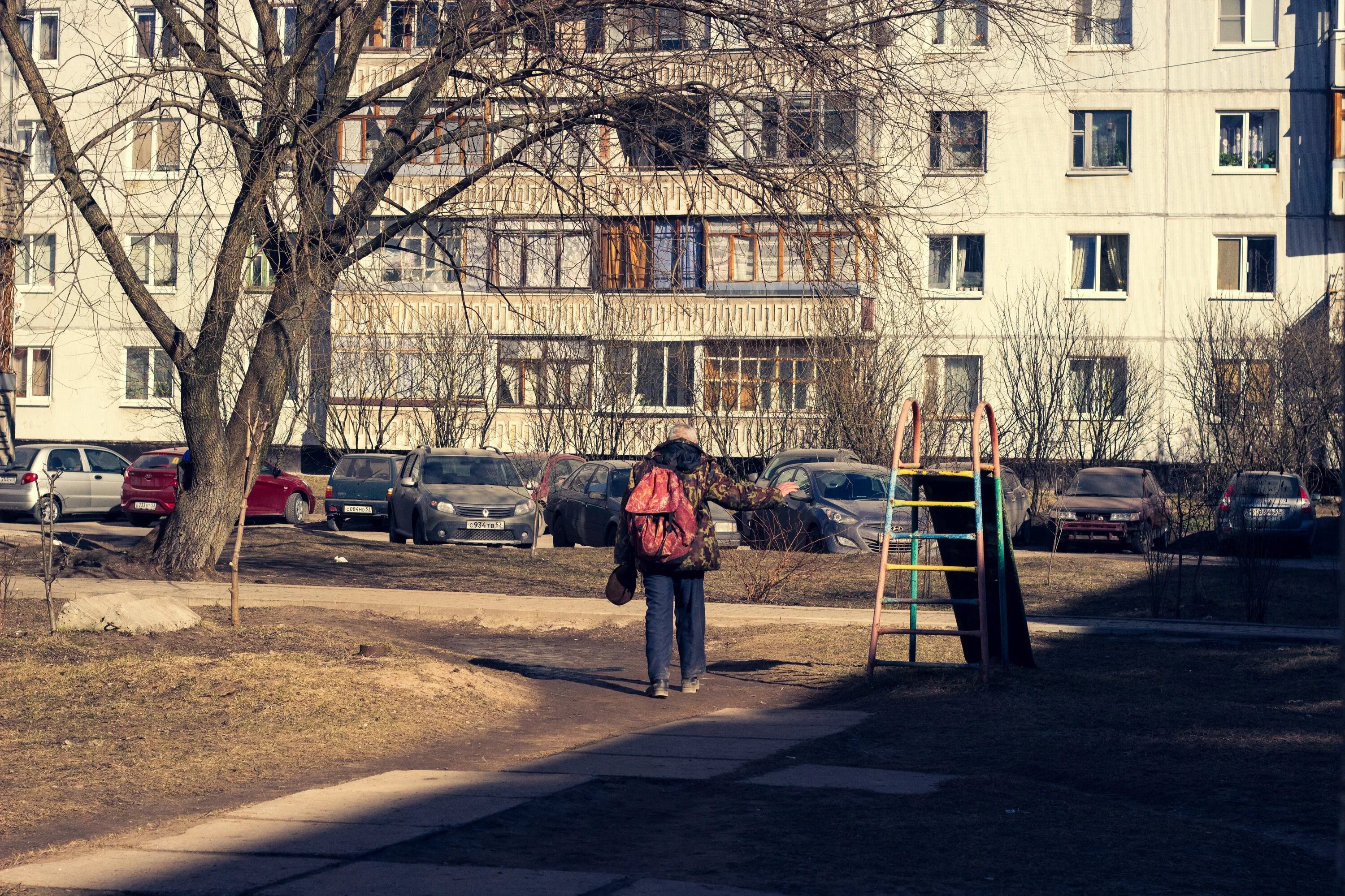 Реальное дворовые. Компания подростков во дворе. Черный двор. Послевоенная шпана. Благоустройство двора.