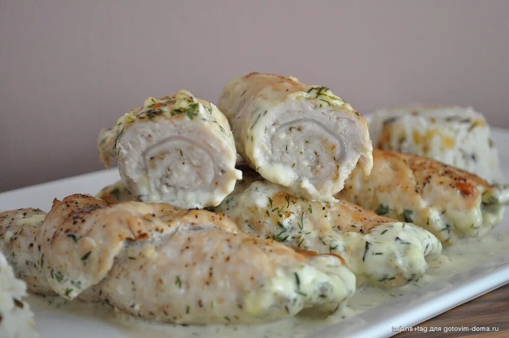Рецепт куриных рулетиков с начинкой. Рулетики из куриной грудки. куриный рулет с сыром и укропом. куриные рулетики с начинкой. куриные рулетики с творогом.