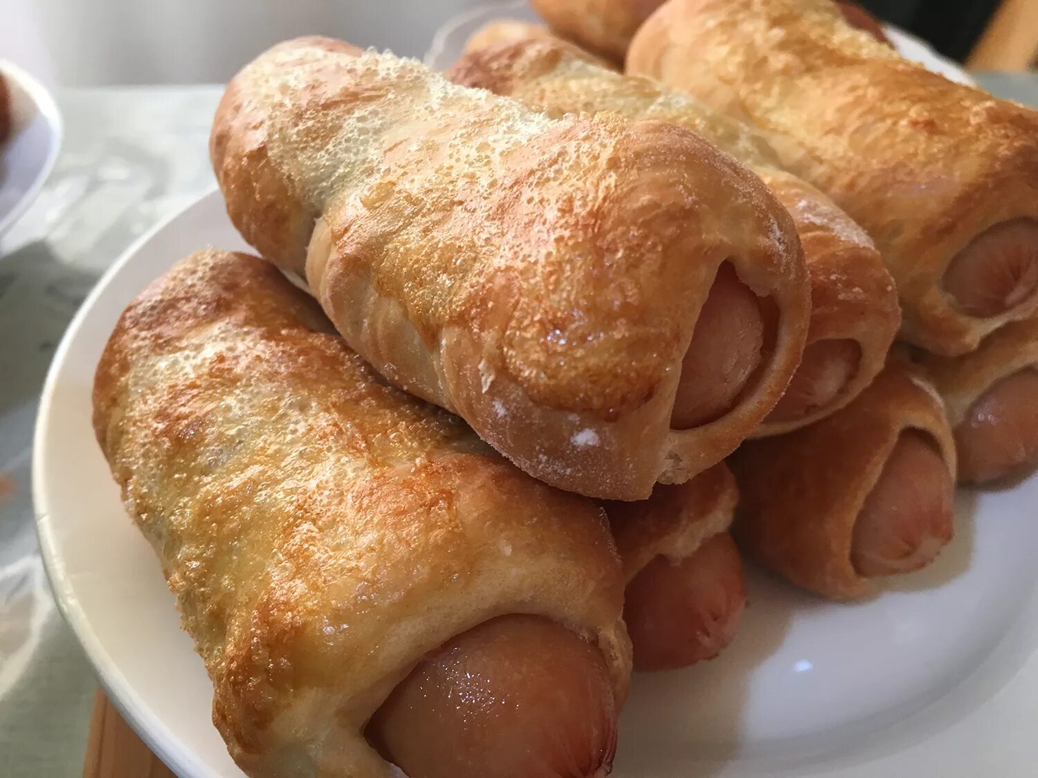 сосиска в тесте фото. жарить в тесте. пирожки сосиски в тесте. сосиска в тесте с картошкой. пирожки сосиски в тесте.