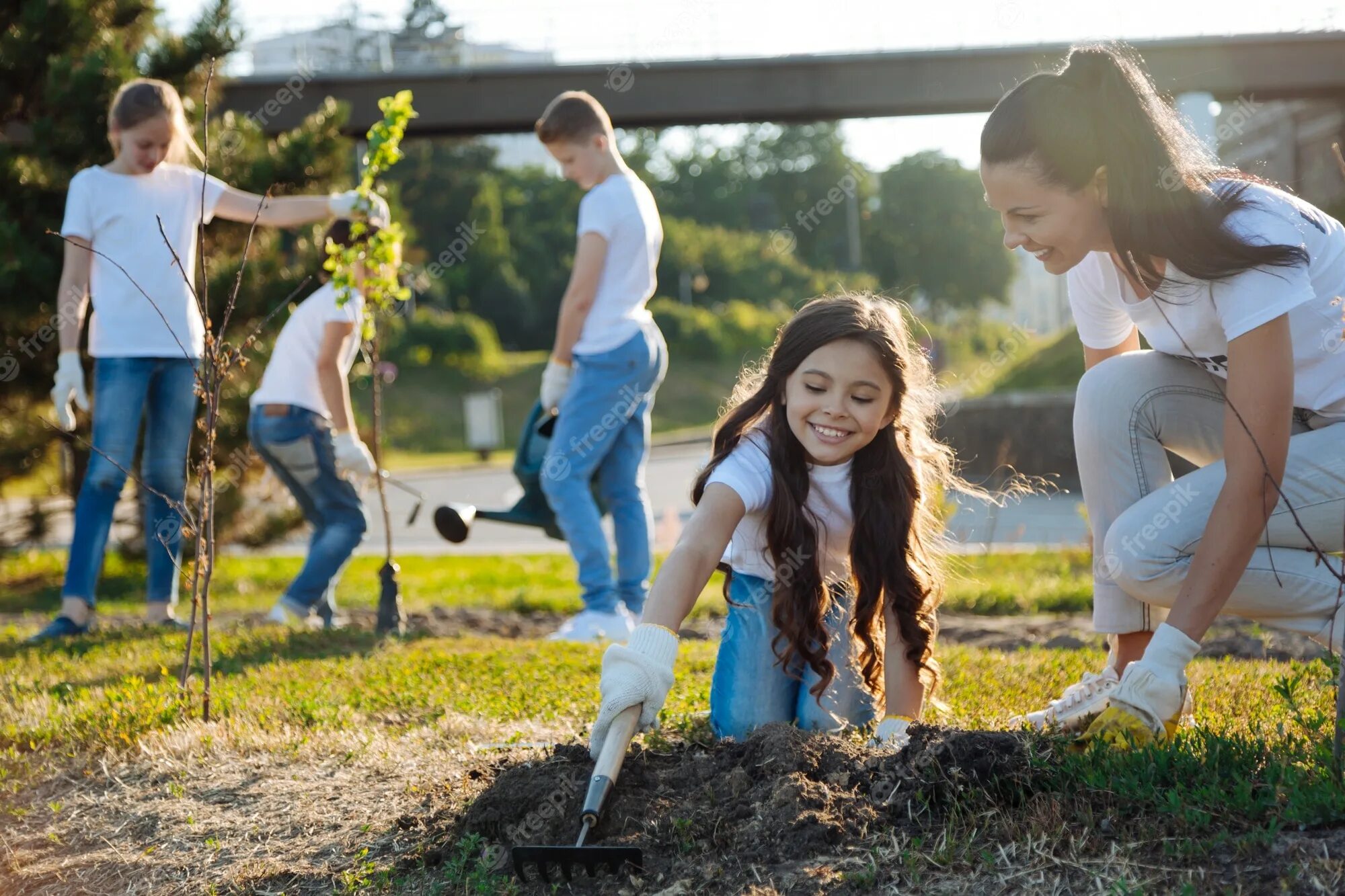 Child service. Волонтеры Kids. Радостные дети в парке Израиля кофе. Arts Kids community. Children's community service.