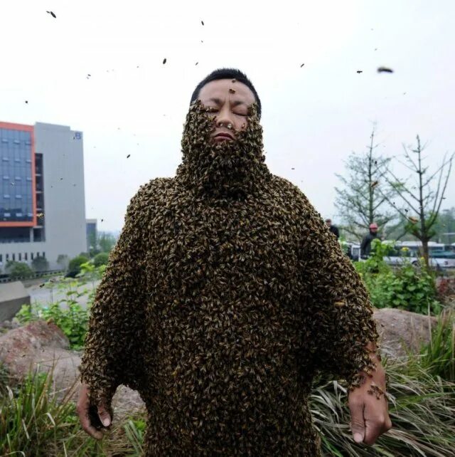 World's weirdest. Пчелы облепили. Самые странные пчёлы в мире. Самые необычные люди в мире.