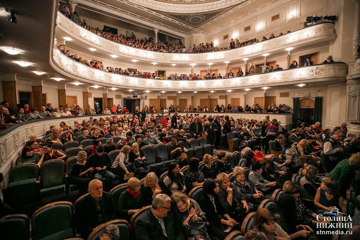 Мхт официальные билеты. МХТ имени Горького зал. Москва МХТ имени Чехова основная сцена. МХТ им Чехова зал основная сцена. МХТ Чехова амфитеатр.