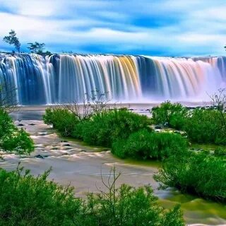 Яркий водопад