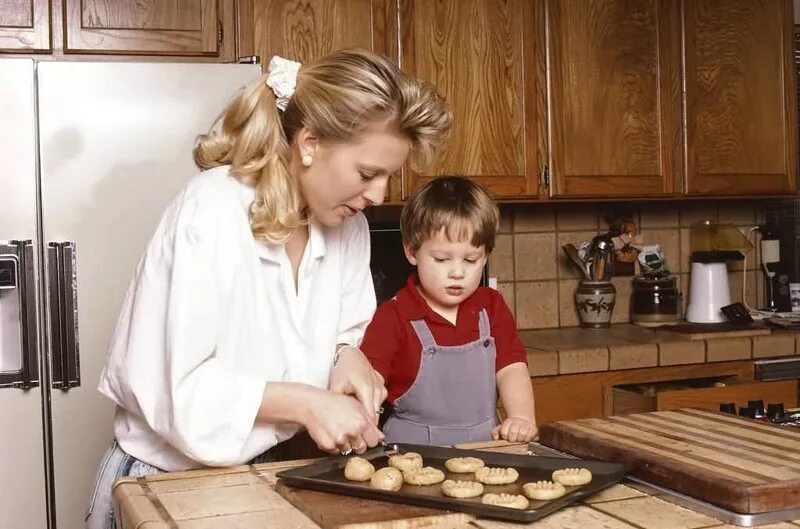 Русская мама помогает. Ребенок и родители пекут. Готовка с родителями. Печём вместе с детьми. Семья на кухне.