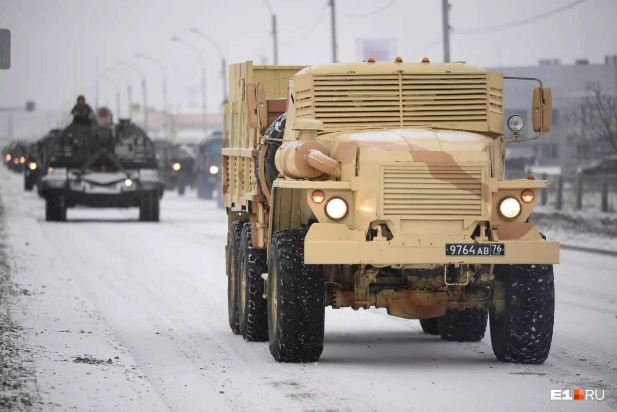 Военная 4 1. Урал 4320 бронированный. Урал 4320 военный с ЗУ. Урал-4320 23-2. Бронированный Урал 4320 ЗСУ.