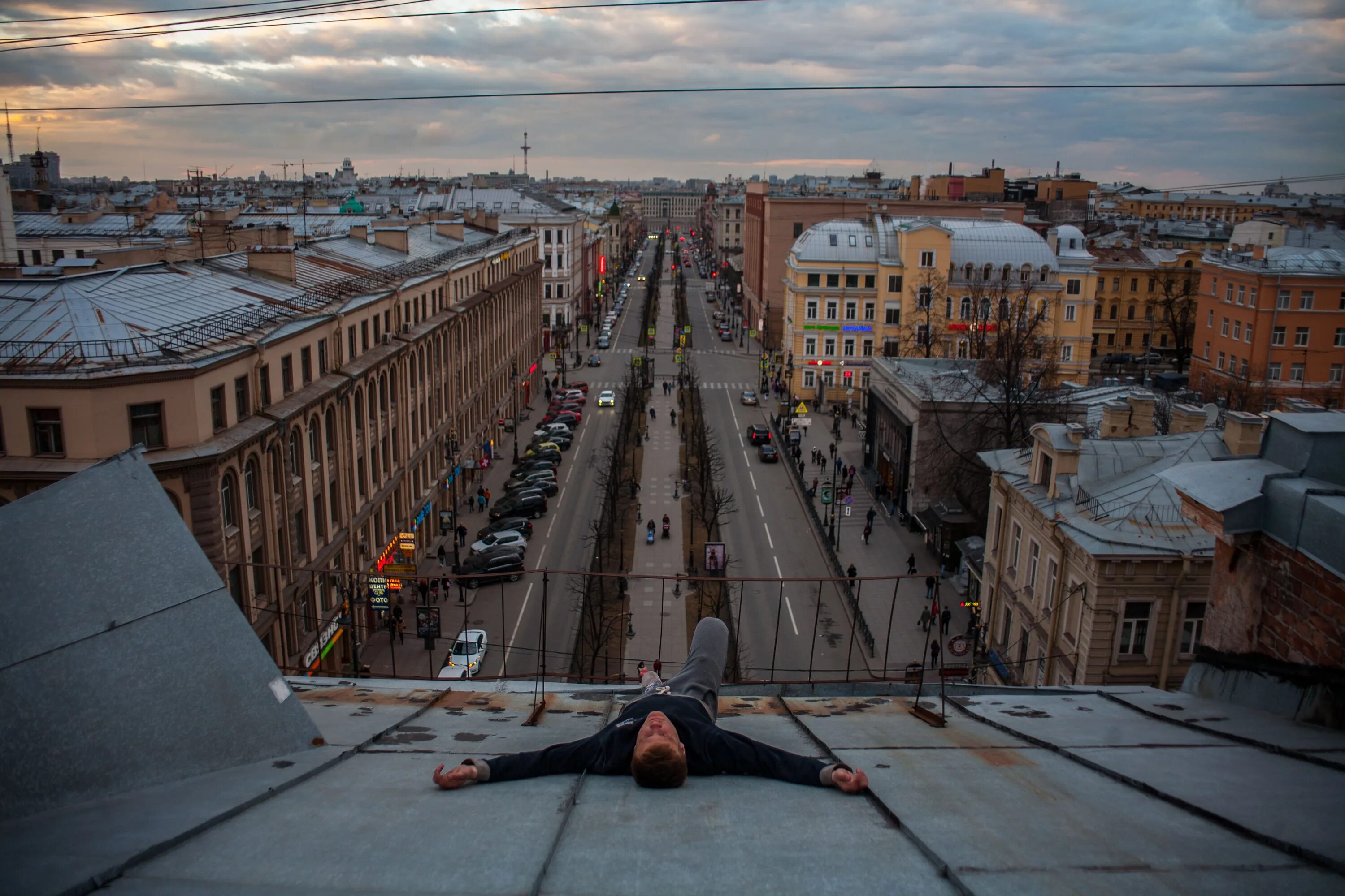 Гуляя пр. Санкт Петербург с крыш Невского.