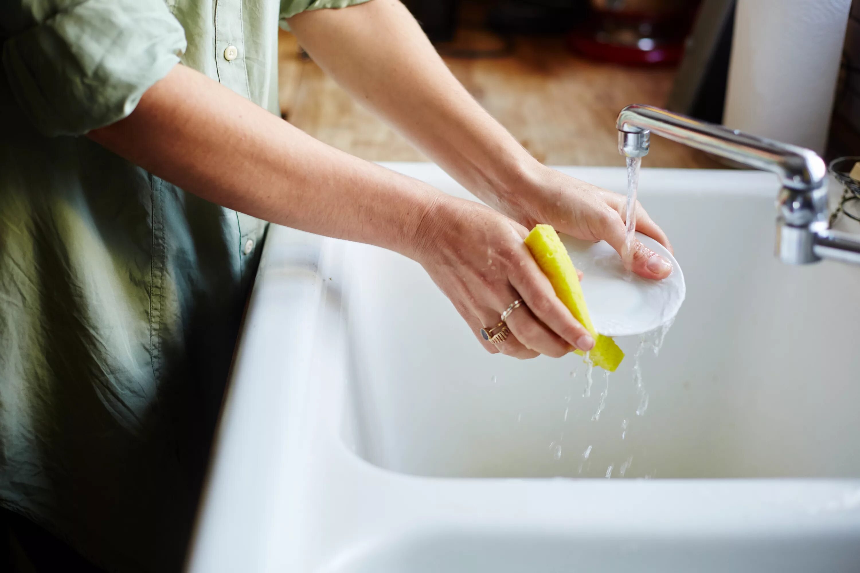 Wash the dishes. Washing dish Kitchen. Спонж под краном. Sink, Wash dishes. He to wash dishes