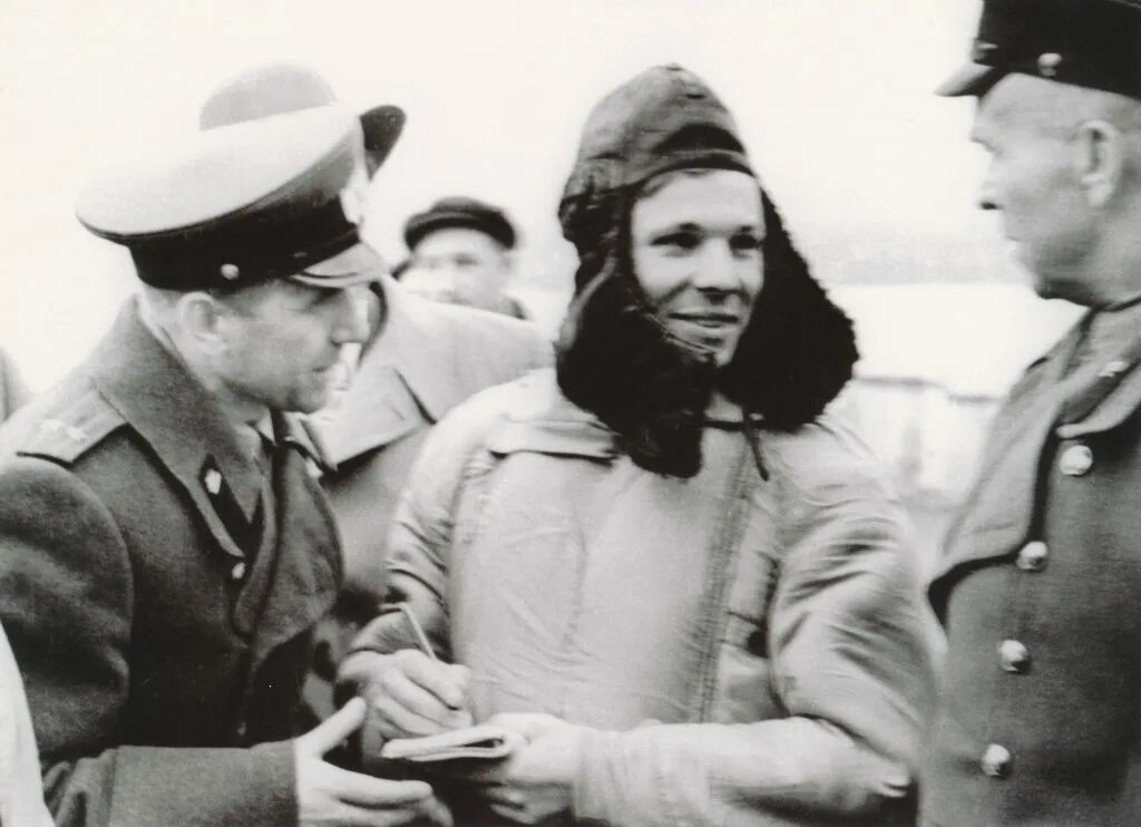 Гагарин сразу после приземления. Приземление Гагарина 1961.
