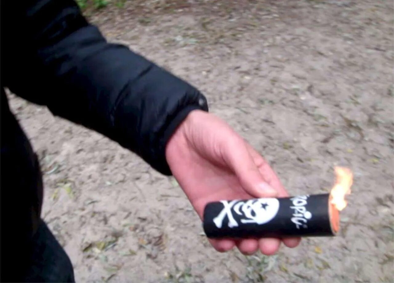 Взорвал 4 корсар в руке. Последствия взрыва фейерверка. Оторвало руку от петарды. Корсар 5 взорвался в руке. Петарды корсар черная смерть.