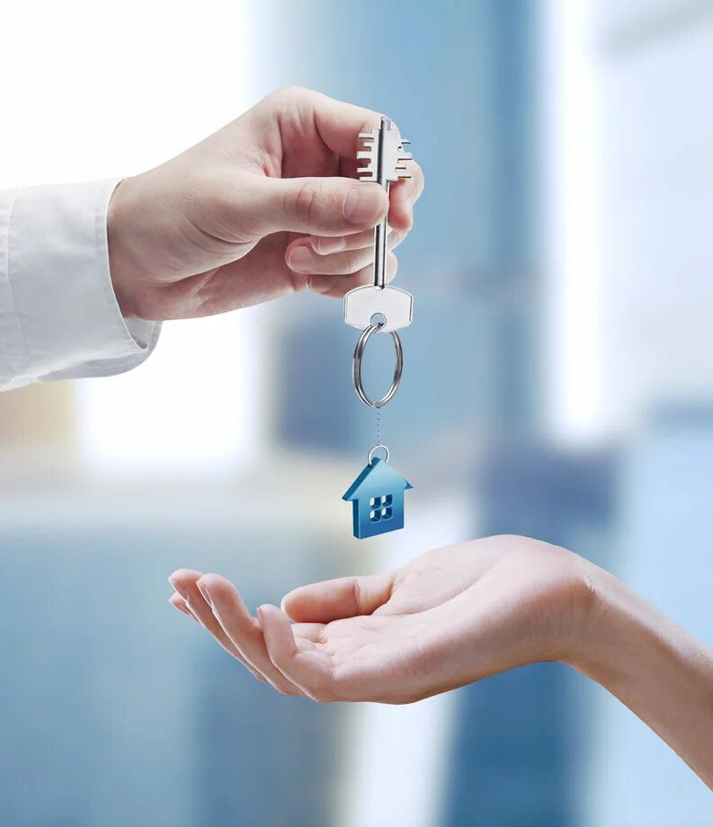 Ключи от квартиры. Передача ключей от квартиры. Ключи от квартиры в руке. Передают ключи от квартиры.