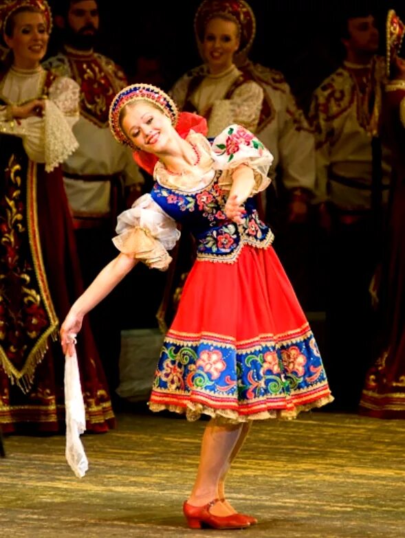 Народные танцы. Русские народныетануы. Русский танец. Костюм для народного танца.
