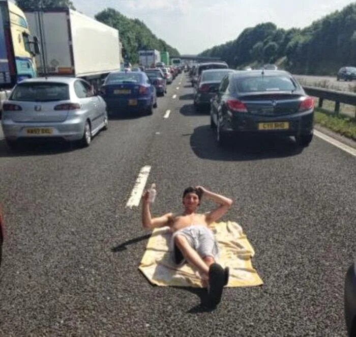 Странные поступки людей. Очень странное поведение. Девушка с вороном в метро мем. Очень странное поведение. Чудаковатые люди.