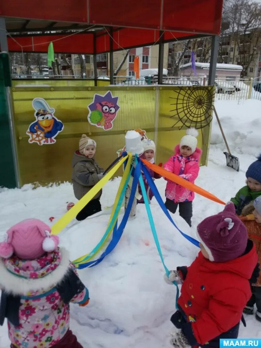 Игра карусель цель. Украшение площадки в детском саду зимой. Украшение детской площадки в детском саду зимой. Карусель из снежных фигур в детском саду. Карусель из снега в детском саду.