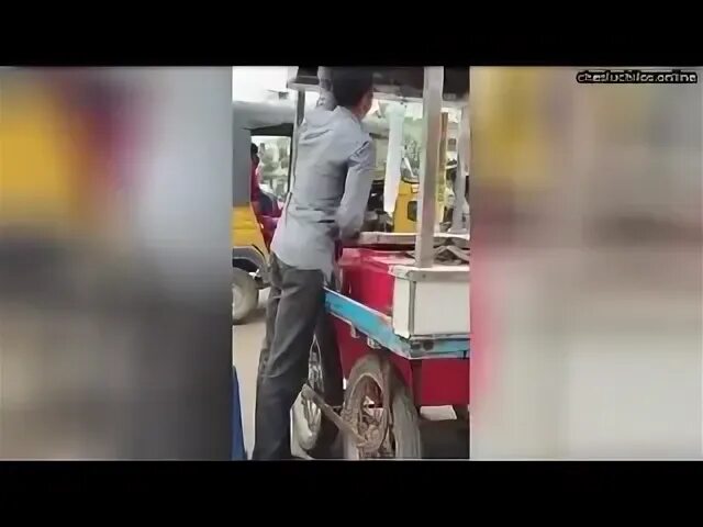В индии уличный мороженщик