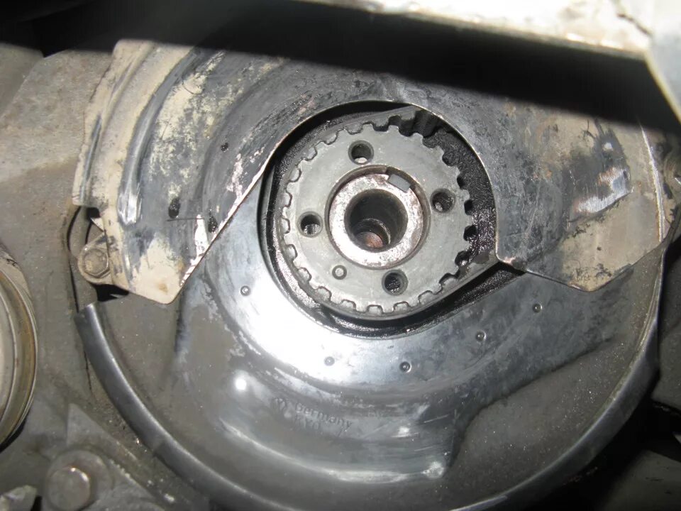 Как снять шкив вольво Гайка топливного насоса и шкив коленвала VOLVO Volvo S60 (1G), 2,4 л, 2007 год