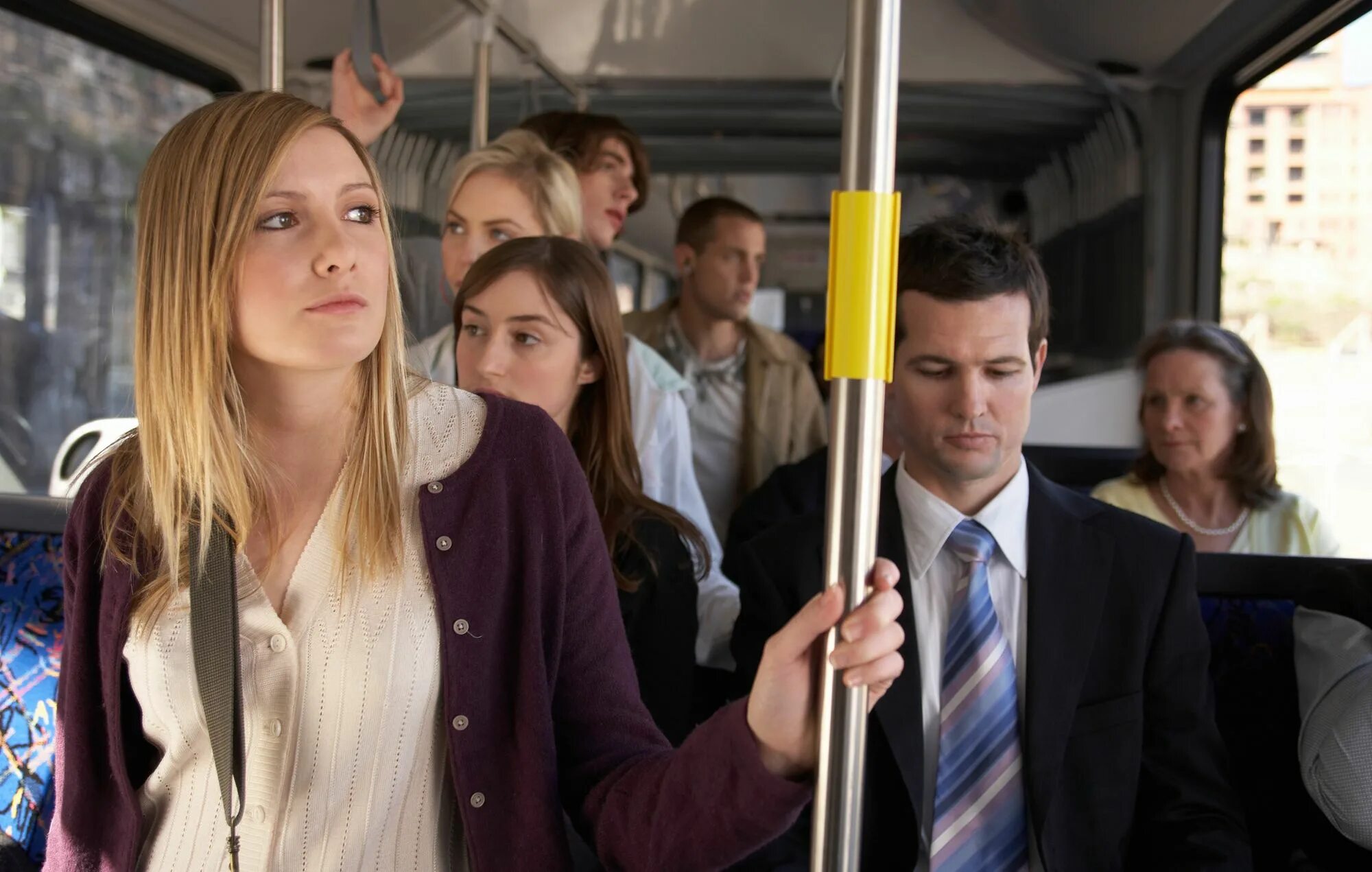 Автобус. Женщина в автобусе. Парень и девушка в автобусе. Мужчина в автобусе.