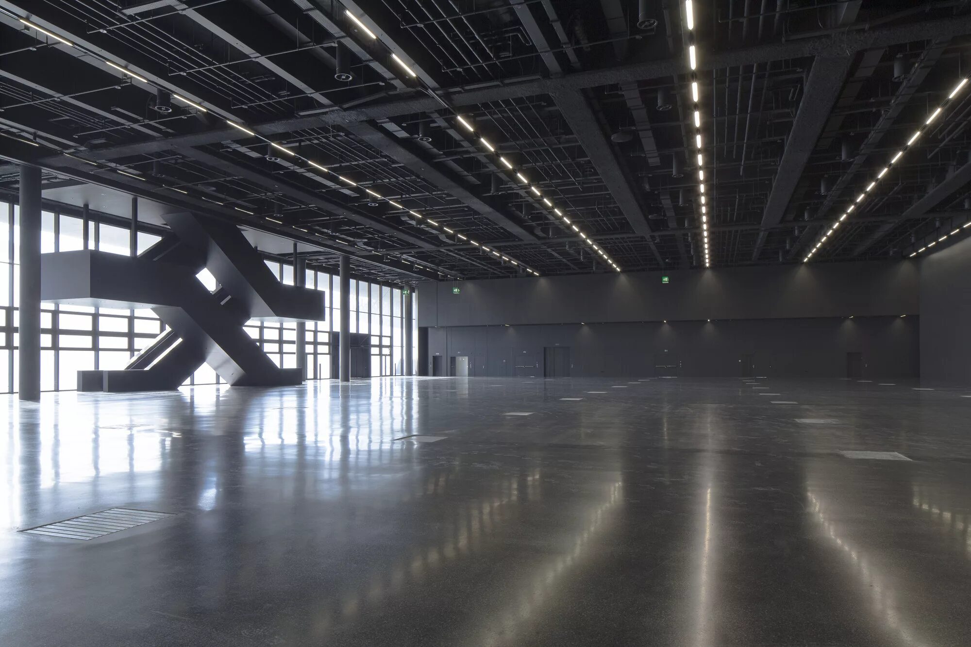 Выставочный зал интерьер. Интерьер выставочного зала. Пустой выставочный павильон. Проектирование выставочного пространства. Музейно-выставочное пространство.