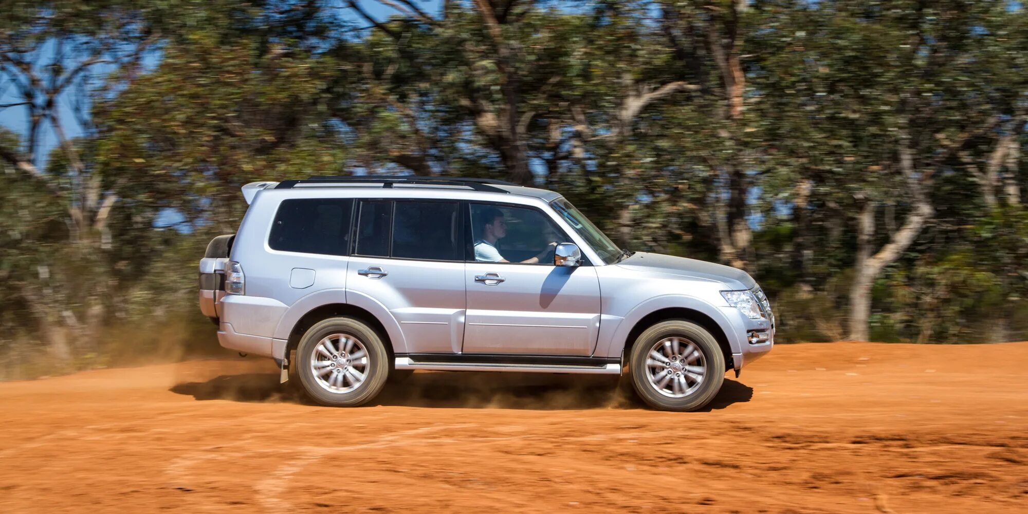 Прадо или паджеро. Mitsubishi pajero prado. мицубиси паджеро тойота прадо. митсубиси паджеро 4 и тойота прадо. тойота прадомтсубиши паджеро.