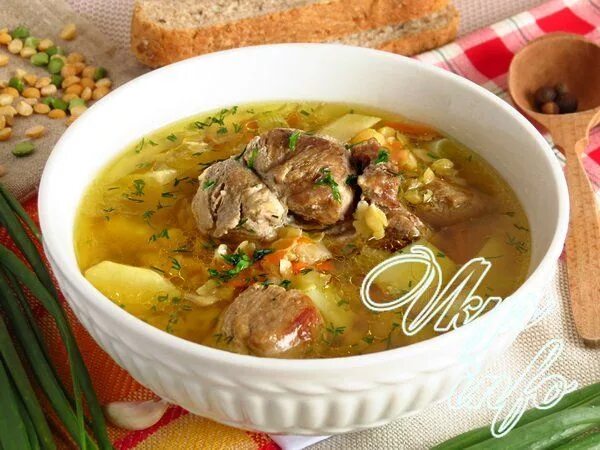 Суп гороховый с копченостями. Гороховый суп со свининой в мультиварке. Гороховый суп в мультиварке redmond. Суп гороховый. Горох с копченостями.