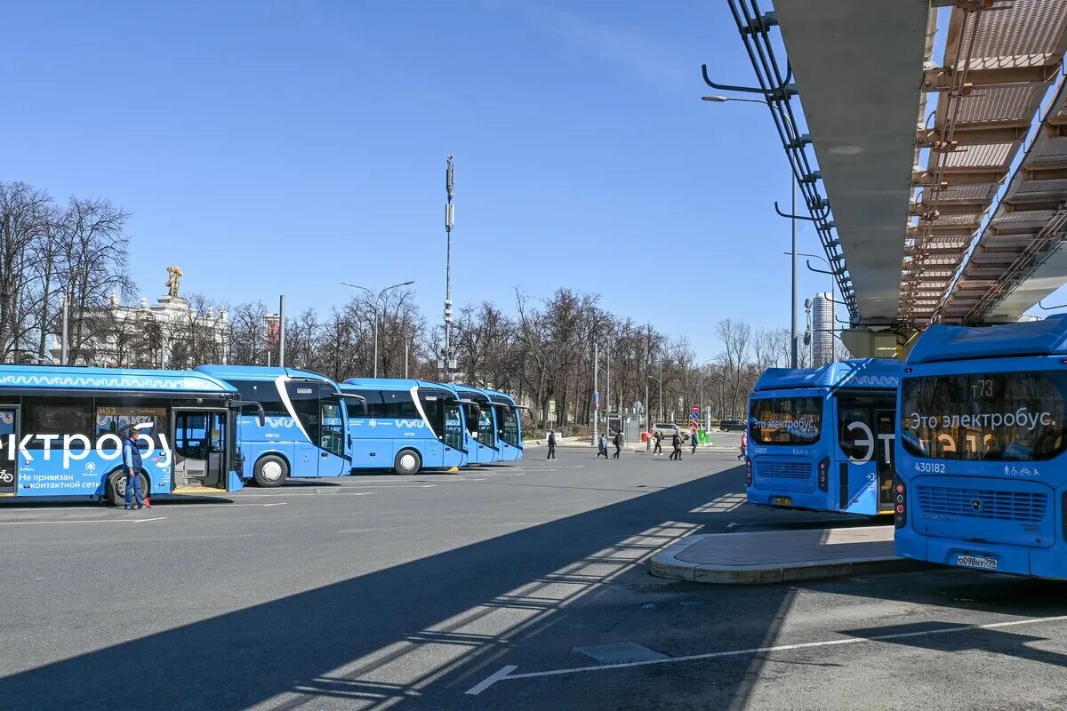 Первый электробус маршрута м99. Электробус гармошка ЛИАЗ. Московский электробус гармошка. Электробус Москва. Электробус гармошка в Москве 2023 года.