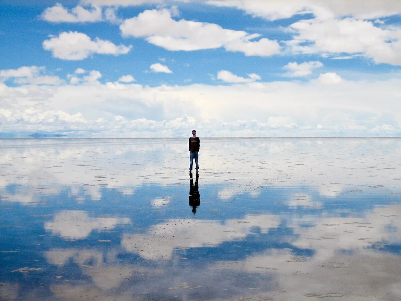 Отражаются на поверхности воды. Салар де Уюни озеро. Солончак Уюни Боливия. Озеро Уюни в Боливии гуль. Озеро Уюни в Боливии Токийский гуль.