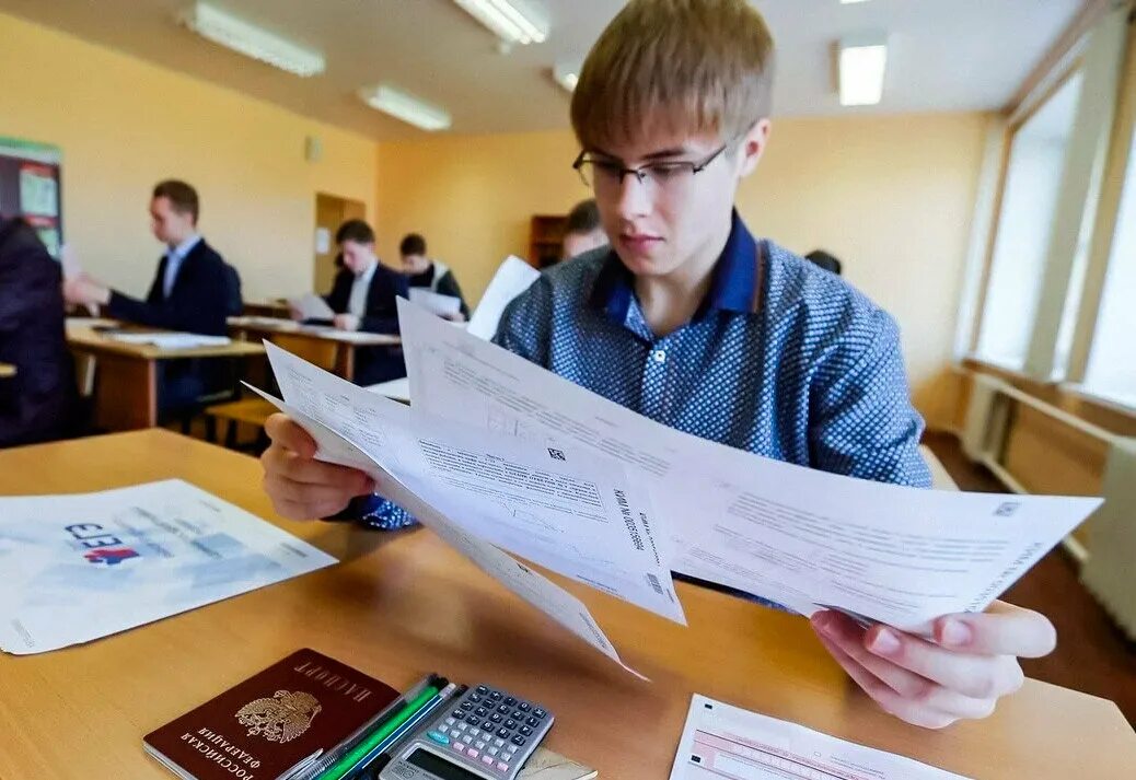 В россии отменяют 9 классов. Экзамены в школе. Сдача ЕГЭ. ЕГЭ картинки. Дети на ЕГЭ.