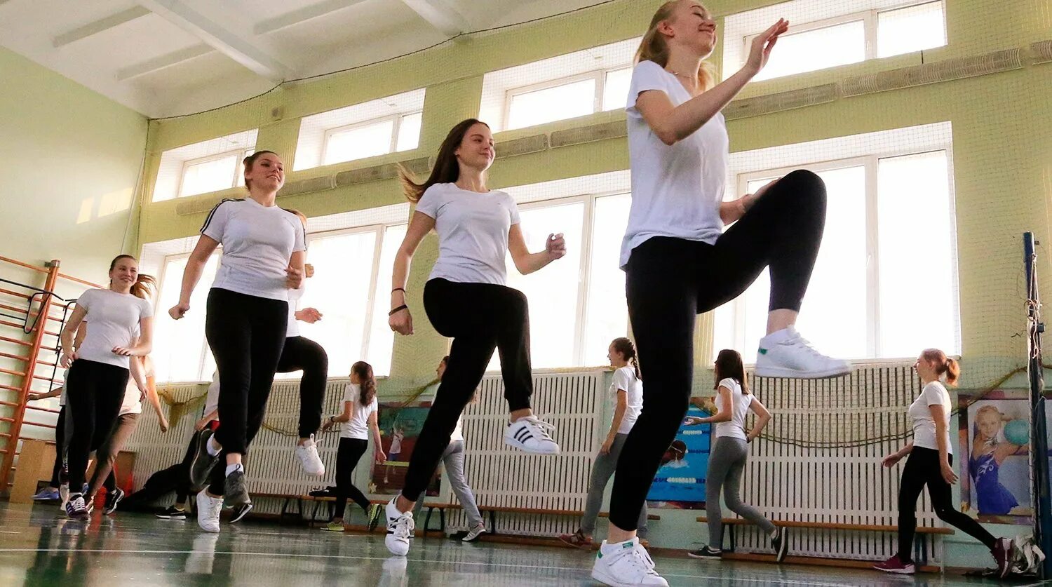 Физкультура в школе. Фотки физры. Занятия физкультурой в школе. Фотки физры. Урок физкультуры в школе.