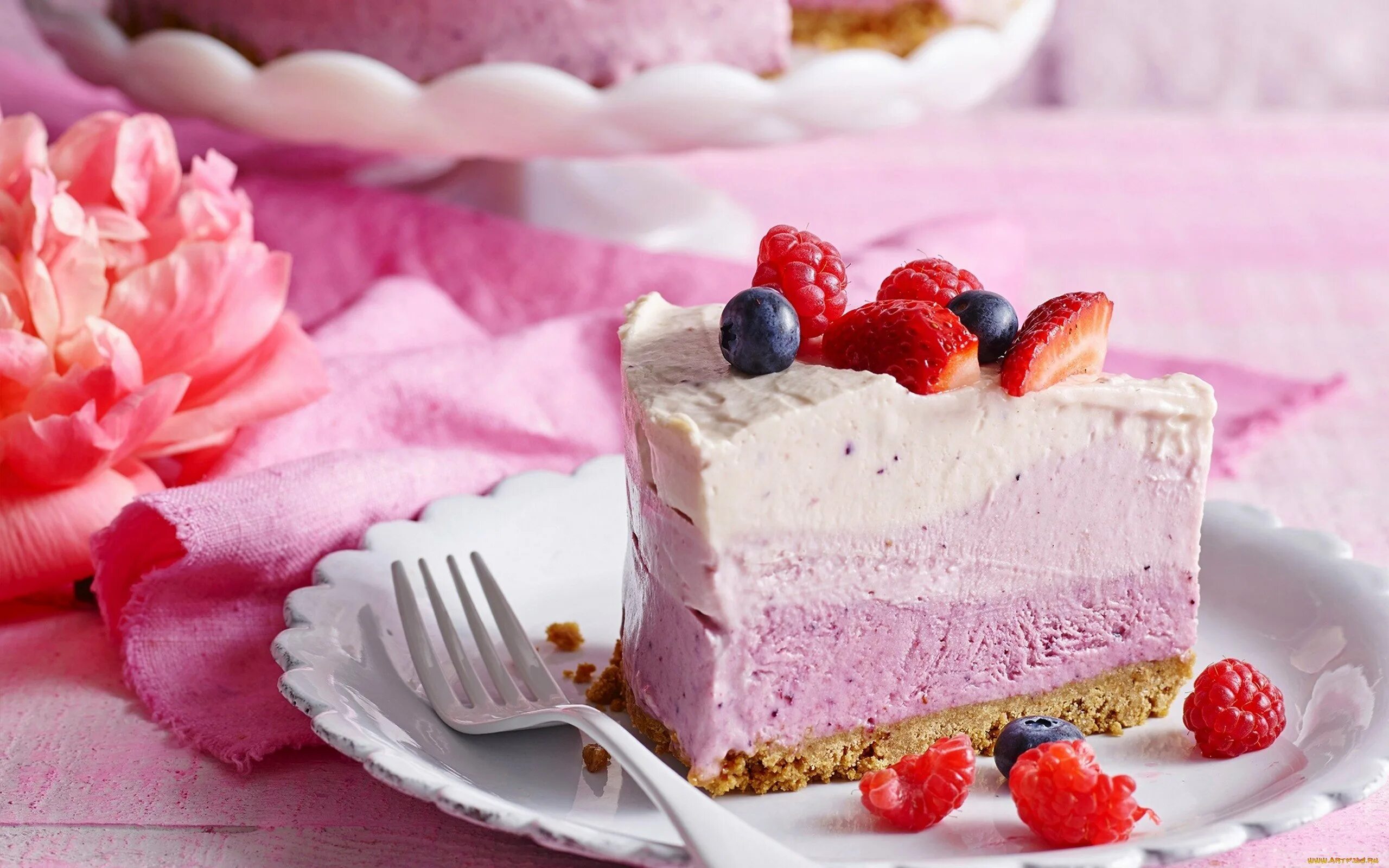 Нежны сладостны. Муссовый торт малиновый пломбир. Торт мусс Ледяная ягода. Торт йогуртовый малиновый. Красивые пирожные.
