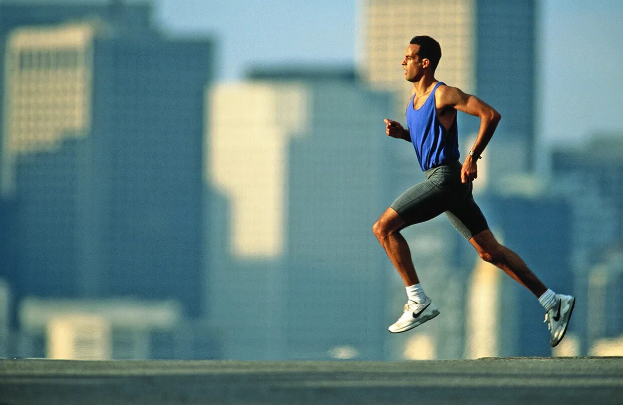 Девушка на пробежке. Спортсмен бежит. Спорт бег. Спорт бег. 100 минут в движении.