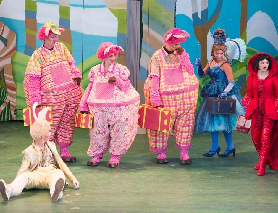 Костюм поросенка. Три поросенка вечеринка. Новый год мультяшный. Three little pigs игра. Мультик три поросёнка и серый волк.