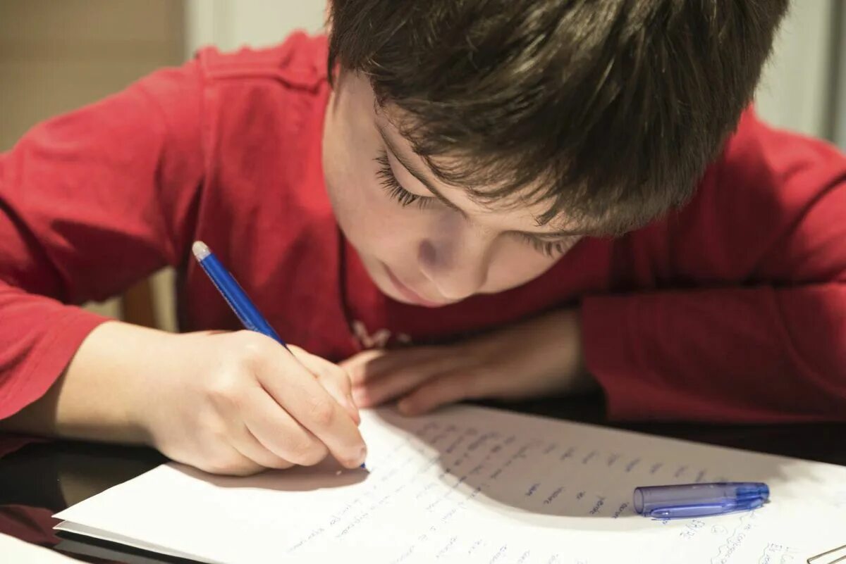 Писающий мальчик. Пишущий мальчик. Ребенок пишет письмо. Мальчик пишет письмо. Write side