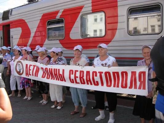 Поезд дружбы в Крым 1992. Поезд дружбы Севастополь 1992. Поезд дружбы в Крым 2014. Поезд дружбы в Севастополе 2014.