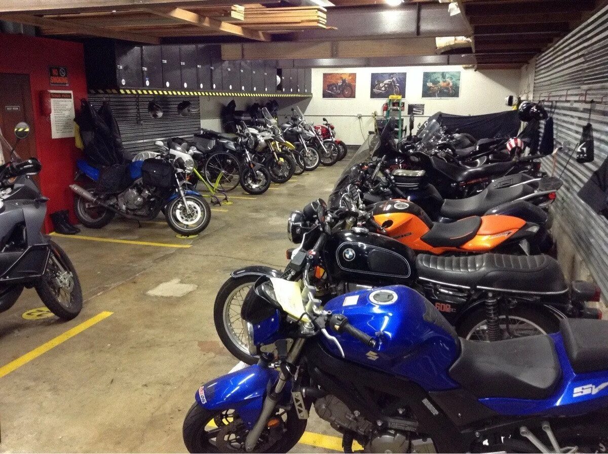 Где поставить мотоцикл. Хранение мотоцикла. Зимнее хранение мотоцикла. Хранилище для мотоцикла. Бокс для хранения мотоцикла.