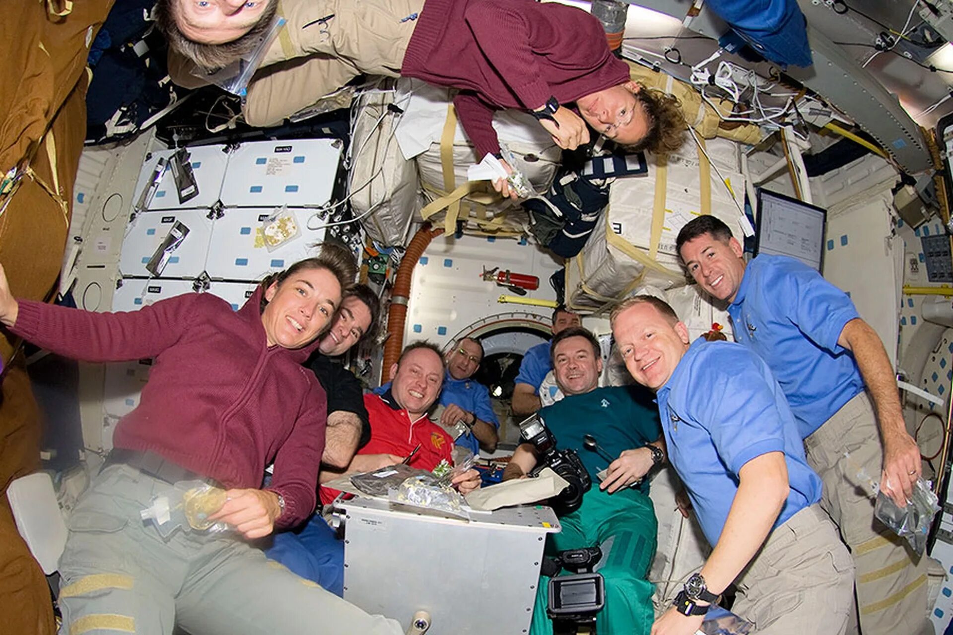 Занимаются ли космонавты. Спальные места на МКС. Спальное место на МКС.