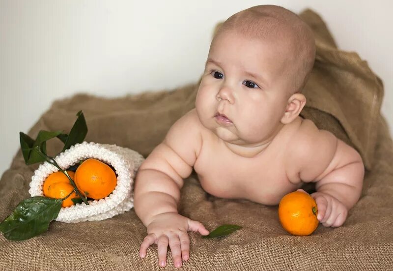 Мальчик мандарин. Апельсин для детей. Малыш с мандаринами. Фотосессия ребенка с мандаринами. Фотосессия новорожденных с мандаринами.