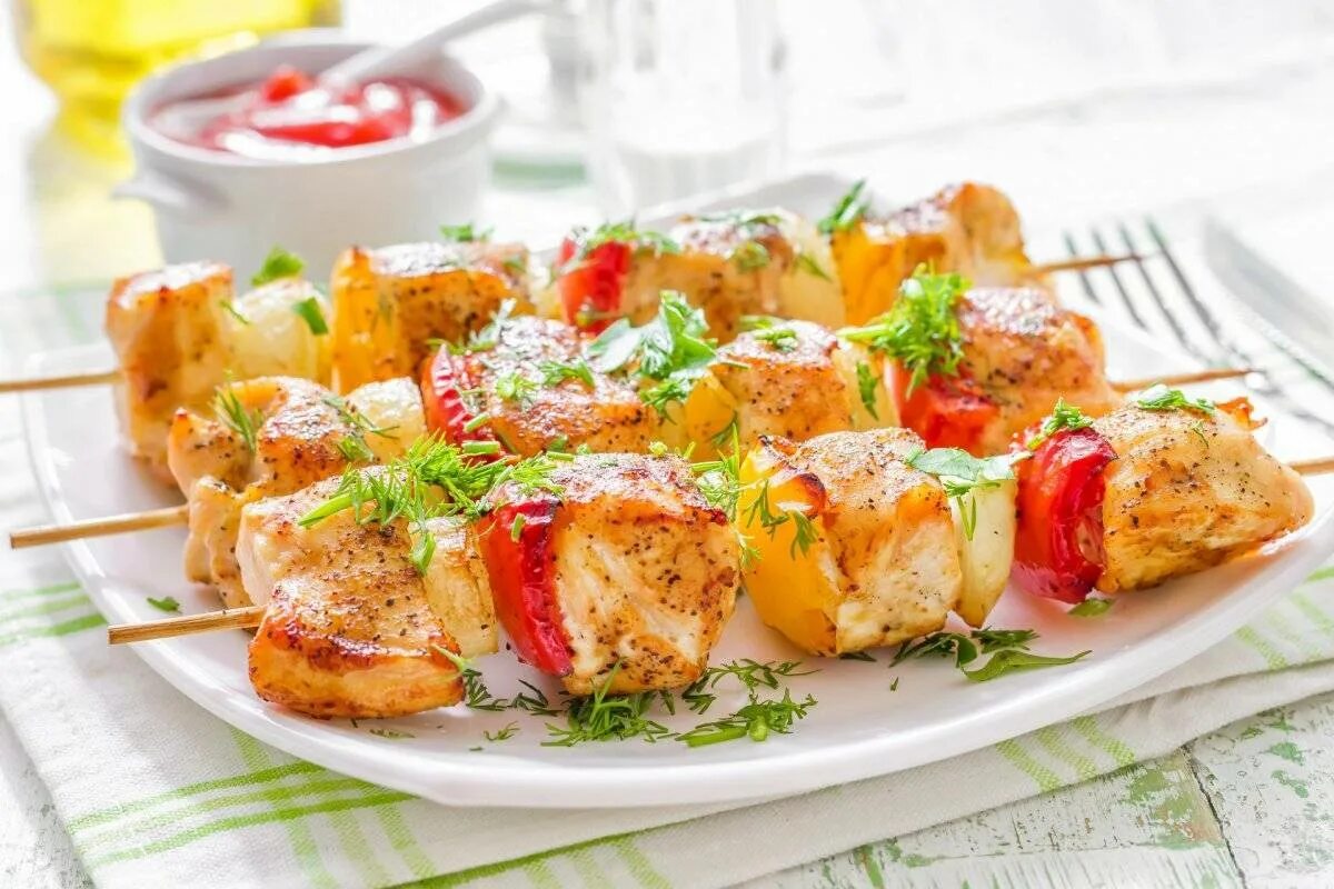 Куриные шашлычки рецепты. Шашлык куриный. куриные шашлычки на шпажках. шашлык из семги в духовке. куриные шашлычки на шпажках в духовке.