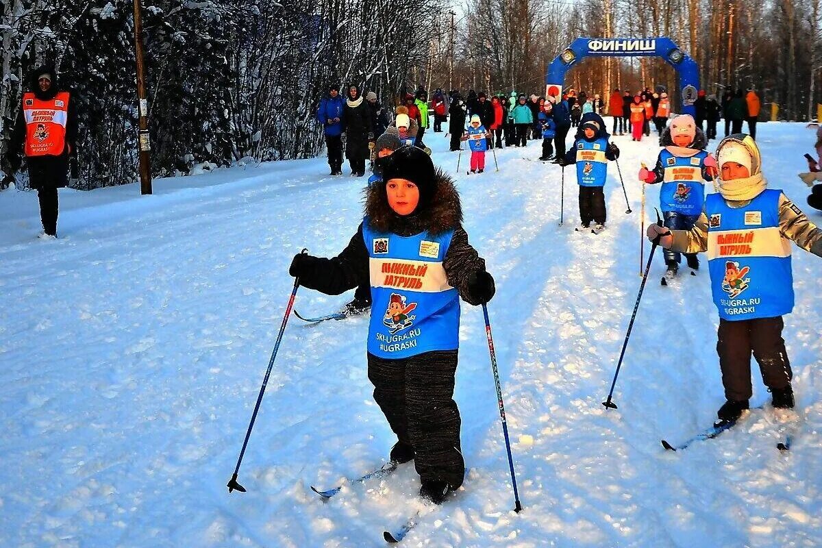 Лыжная база. Лыжный спорт дети. Лыжный спорт в детском саду. Зимние лыжи. Лыжная база нефтеюганск