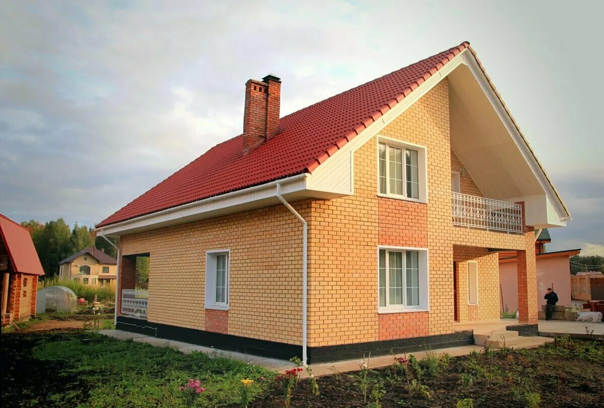 Монолитно кирпичный частный дом. Коттедж из кирпича. Кирпичный дом. Недостроенный кирпичный дом. Строительство кирпичных домов область.