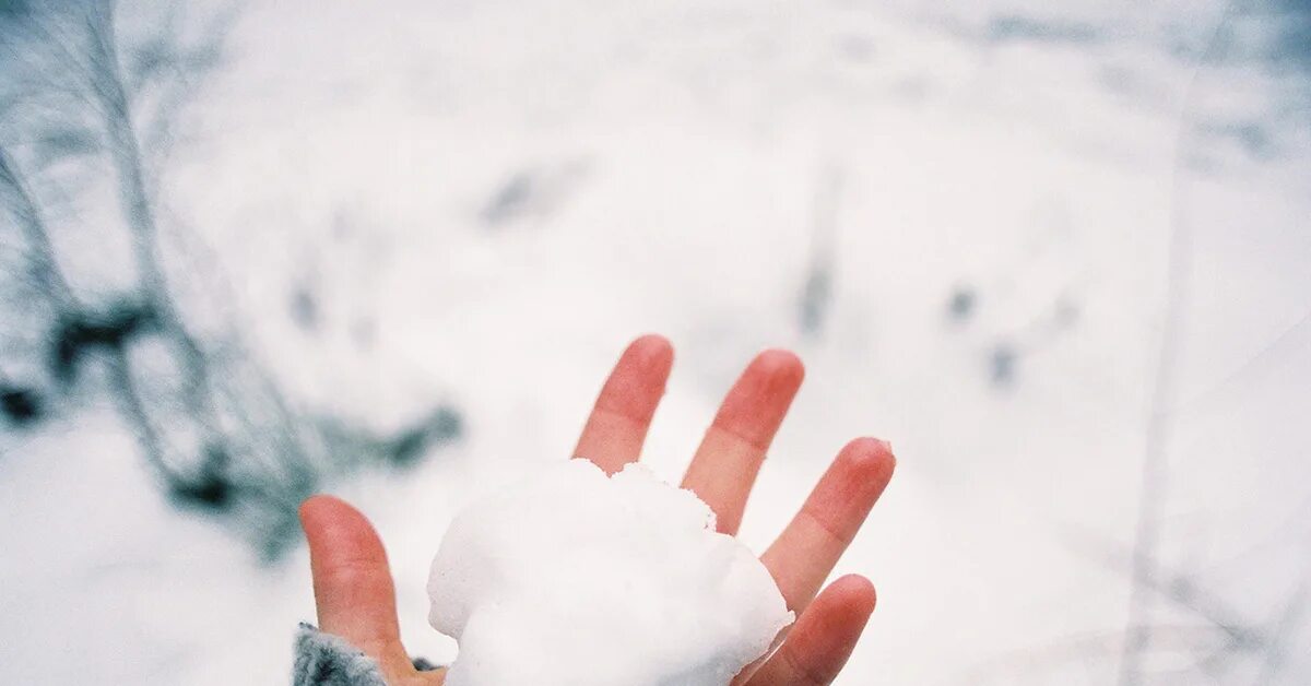 Растаяв в руках. Снег в руках. Руки зимой. Снег в ладошках.