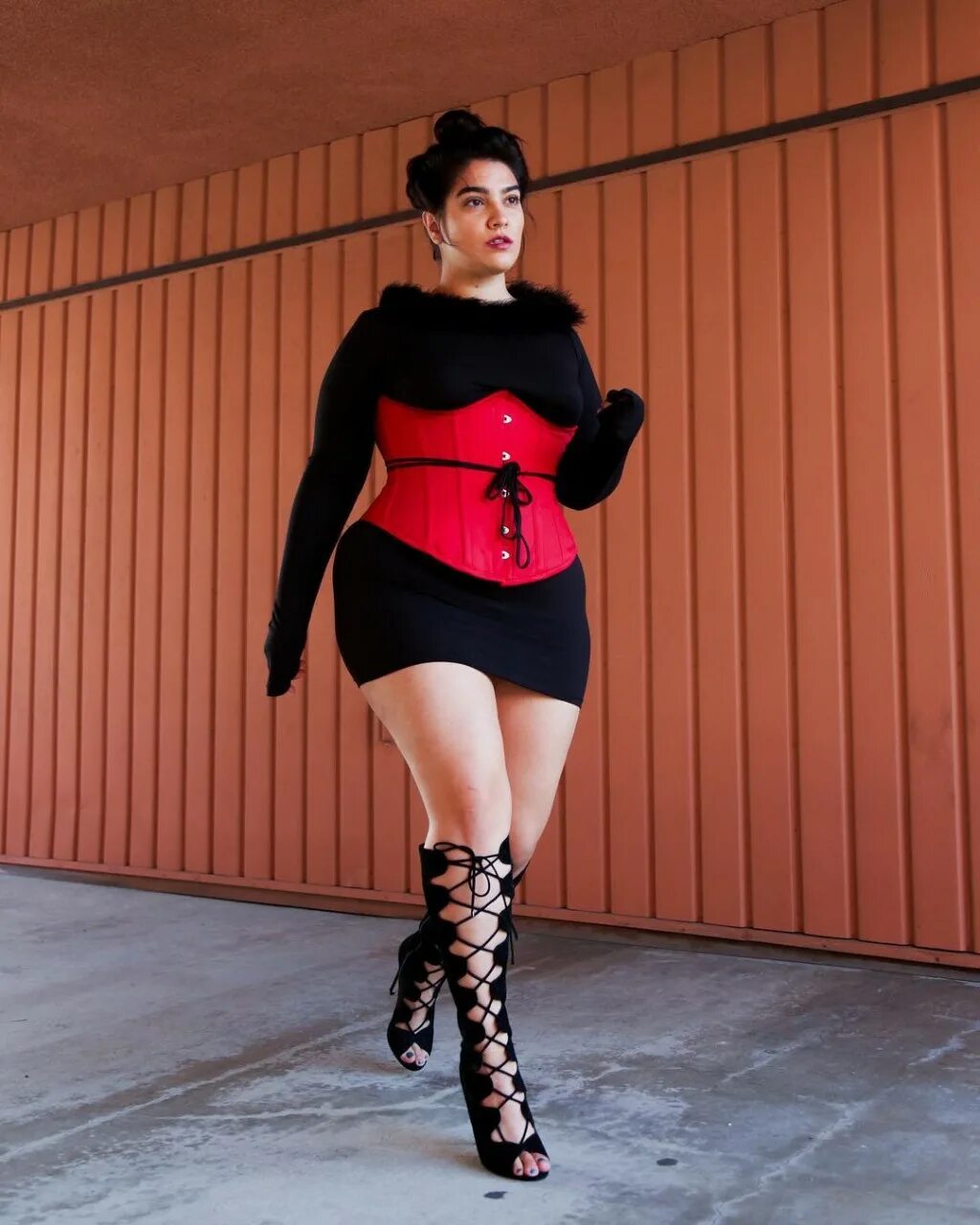 толстая пряжа. фотосессия с веревками. связанная пухлая девушка. Nadia aboulhosn в черном платье. связал пухлую.