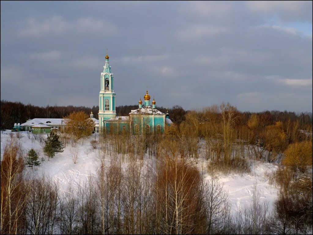 Церковь на холмах. Храм Рождества Богородицы в Крылатском. Церковь Рождества Пресвятой Богородицы Крылатское. Храм Крылатские холмы. Храм на холмах в Крылатском.