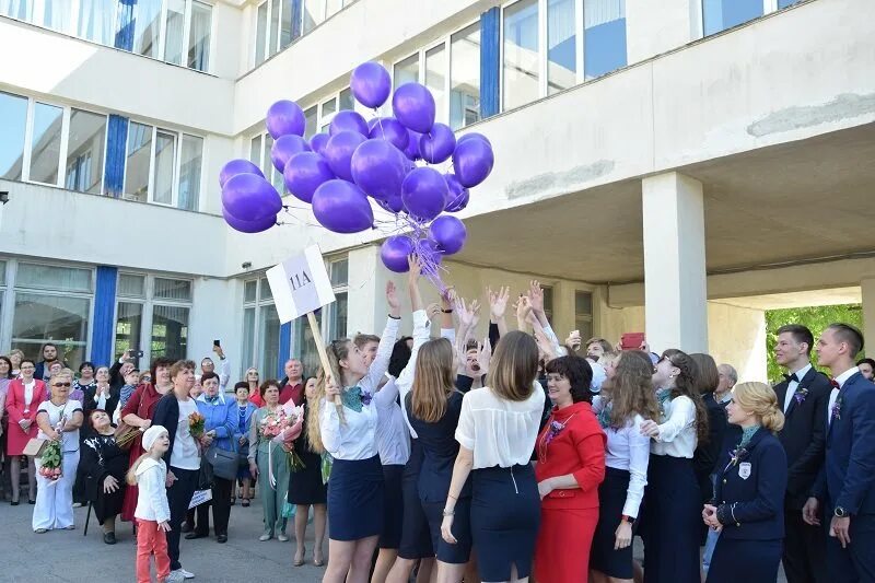 Последний звонок гимназия 1 ульяновск. 25 школа ульяновск. 9 мая 2022 ульяновск фото. 24 25 мая ульяновск. 25 мая последний звонок 2024.