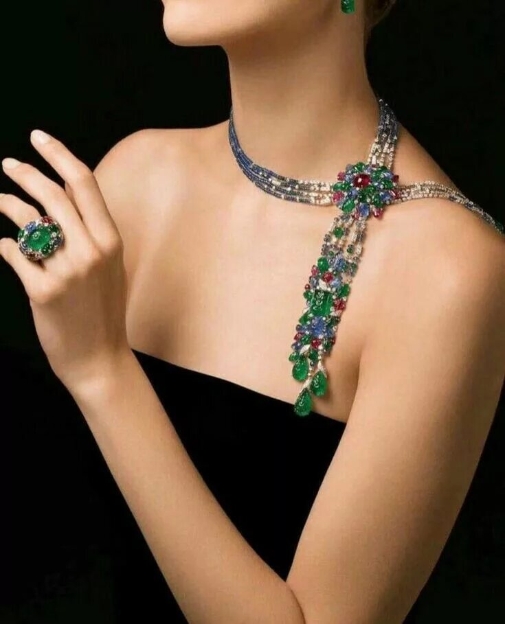 Украшения бижутерия. Ожерелье Картье. Бижутерия с зелеными камнями. Колье из драгоценных камней. Эксклюзивная бижутерия.