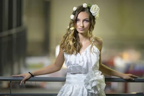 Девочка в платьице белом быба